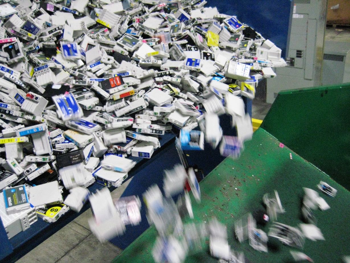 куда можно сдать картриджи. переработка картриджей. скупка старых картриджей для принтеров. куда можно сдать картриджи. картридж от принтера на переработку.