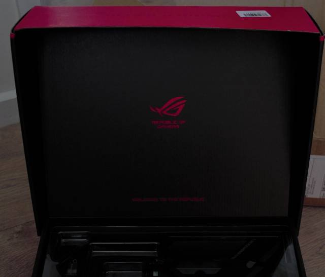 ASUS ROG CROSSHAIR VIII FORMULA - lift up lid